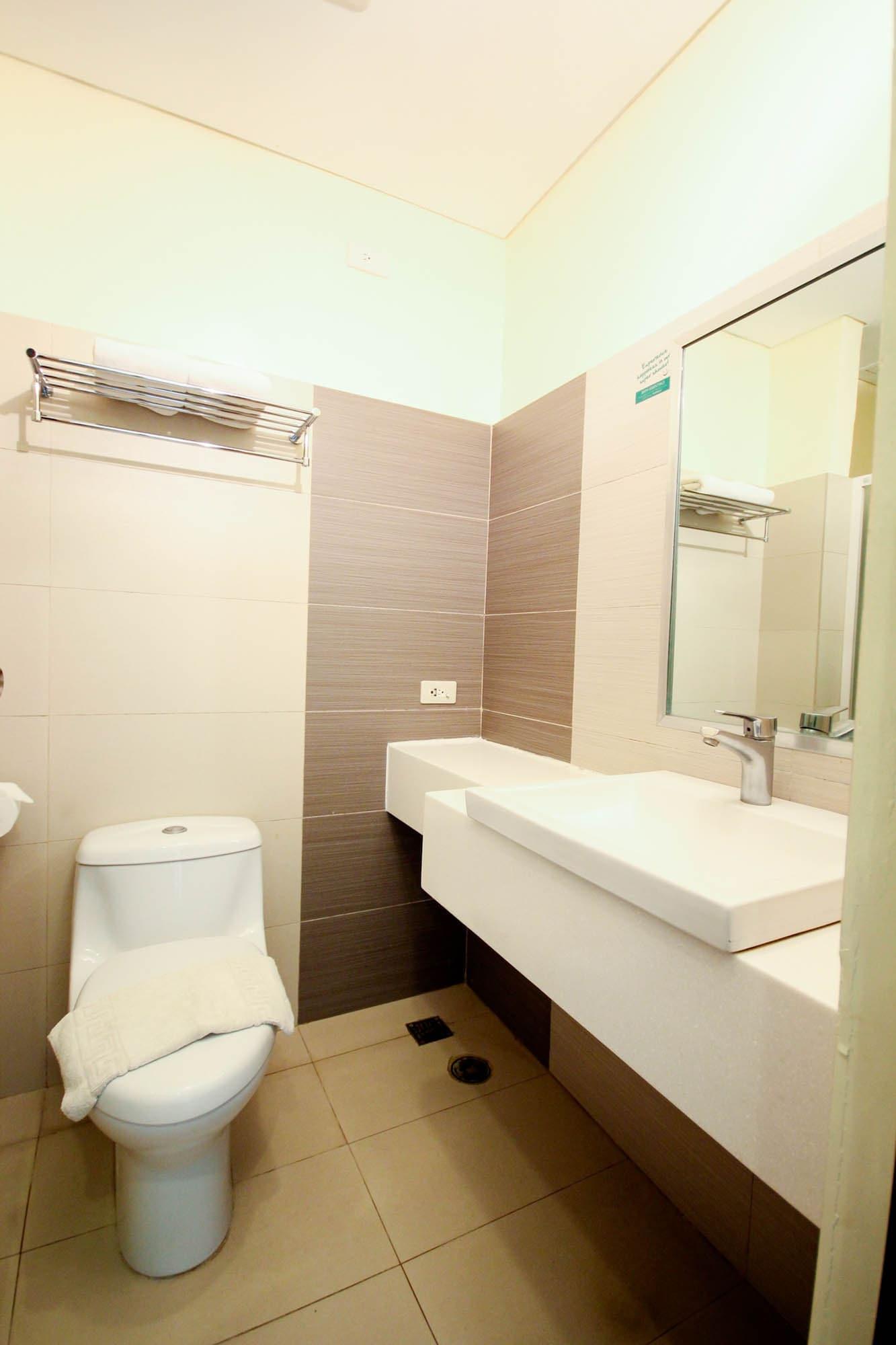 โก โฮเต็ล ลานัง ดาเวา Hotel Davao ภายนอก รูปภาพ