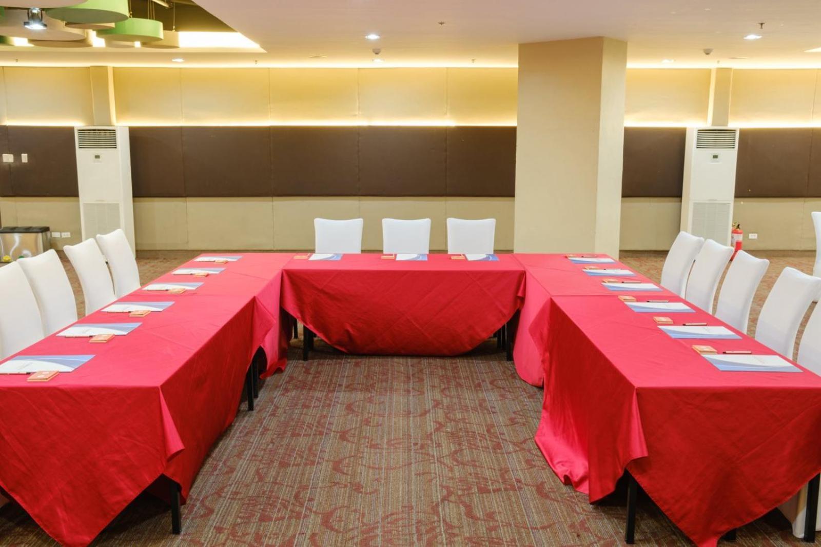 โก โฮเต็ล ลานัง ดาเวา Hotel Davao ภายนอก รูปภาพ